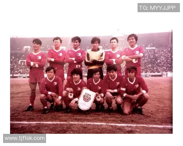 老一代足球明星与家人温馨合影展现经典家庭魅力