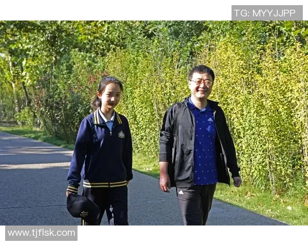 足球场上的足迹与心声：一位球星的日常日记与内心独白